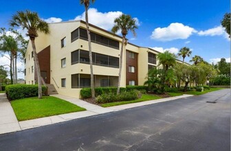 13602 S Village Dr in Tampa, FL - Foto de edificio - Building Photo