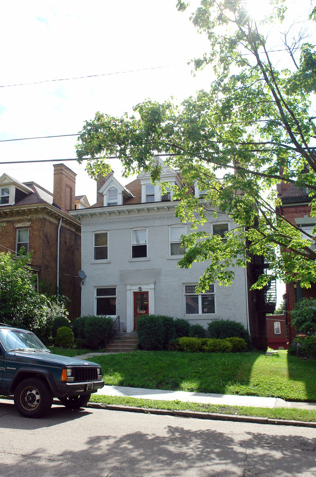 407 S Graham St in Pittsburgh, PA - Building Photo - Building Photo