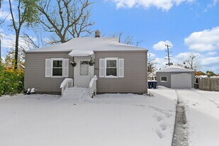 1105 Woodlawn Cir in Waukegan, IL - Building Photo