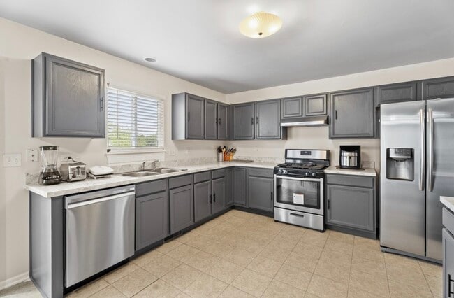 412 Clifton Ln in Bolingbrook, IL - Building Photo - Building Photo