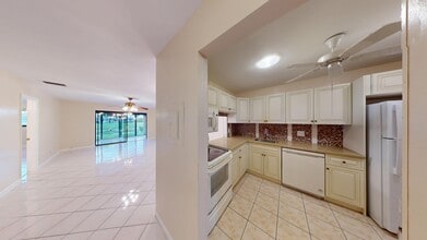 121 Lake Paula Dr in West Palm Beach, FL - Building Photo - Building Photo