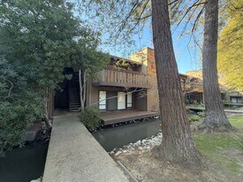 2404 Larkspur Ln in Sacramento, CA - Building Photo