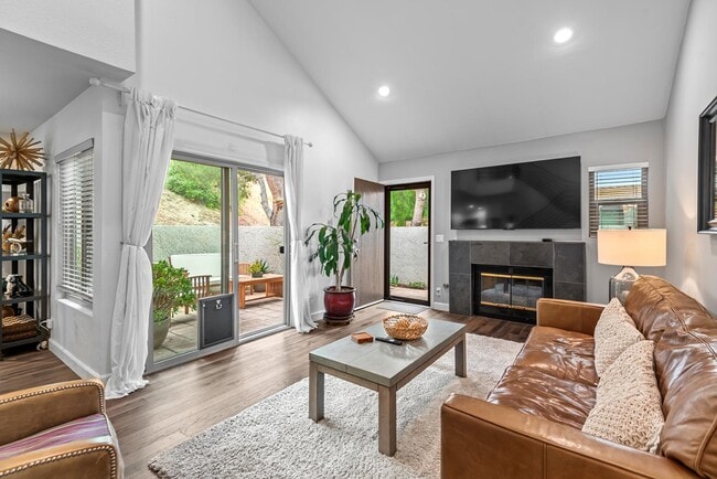 314 Via Colinas in Westlake Village, CA - Building Photo - Building Photo