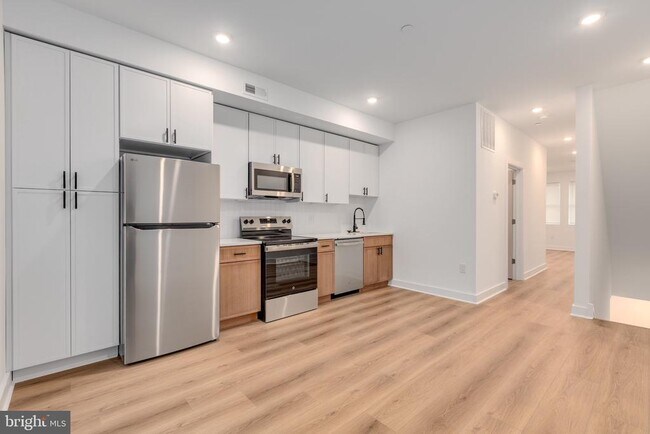 1028 W Arizona St in Philadelphia, PA - Building Photo - Building Photo