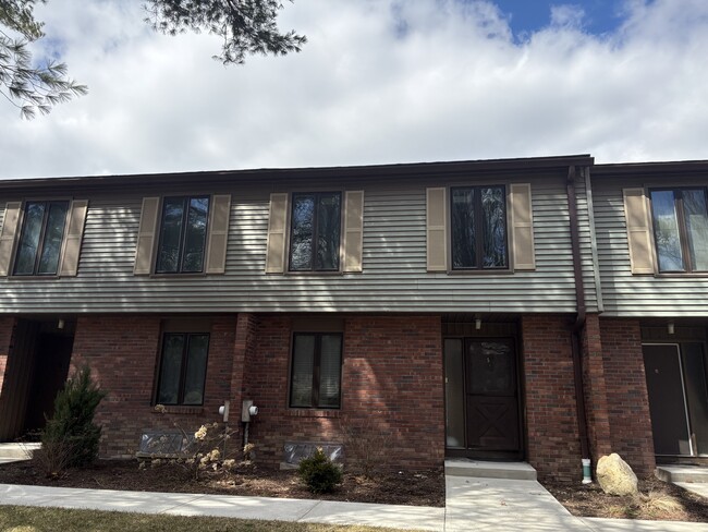 5 Winston Ct in Amherst, MA - Building Photo - Building Photo