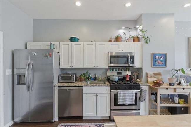 property at 1654 W Cortland St