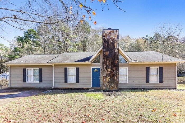155 Woodcrest Dr in Covington, GA - Foto de edificio