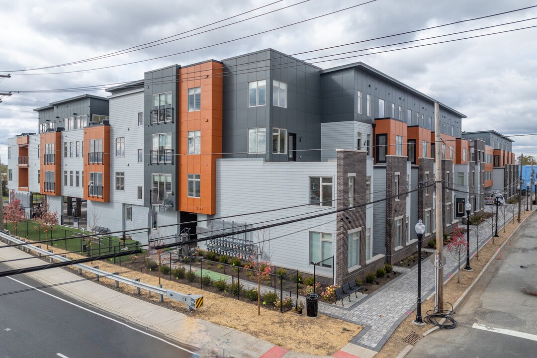 Five85West in Perth Amboy, NJ - Foto de edificio