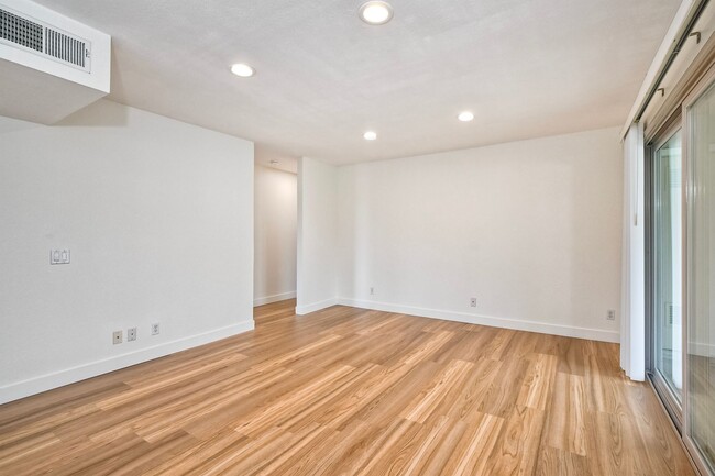 10910 Summerdale Way, Unit Summerdale Way #340 in San Diego, CA - Building Photo - Building Photo