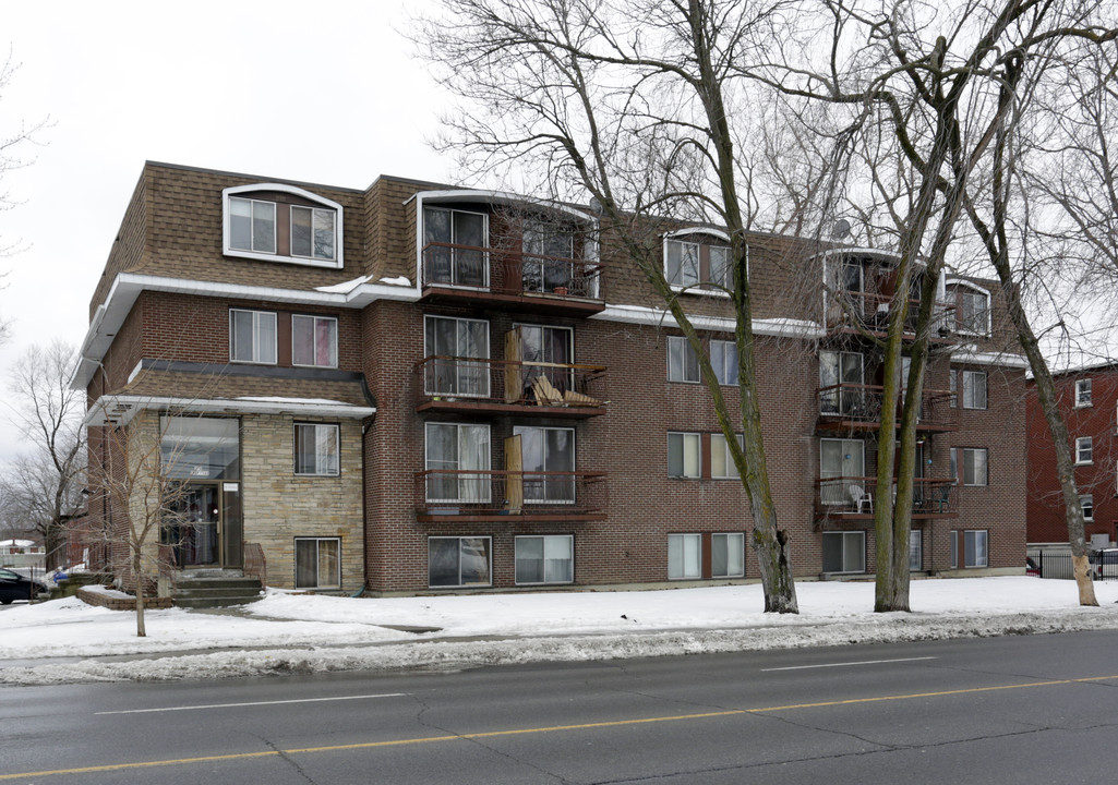 McArthur Apartments in Ottawa, ON - Building Photo