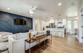 321 Saint Francis Ave in San Antonio, TX - Building Photo - Building Photo