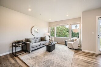1811 SW 96th Ln in Seattle, WA - Building Photo - Building Photo