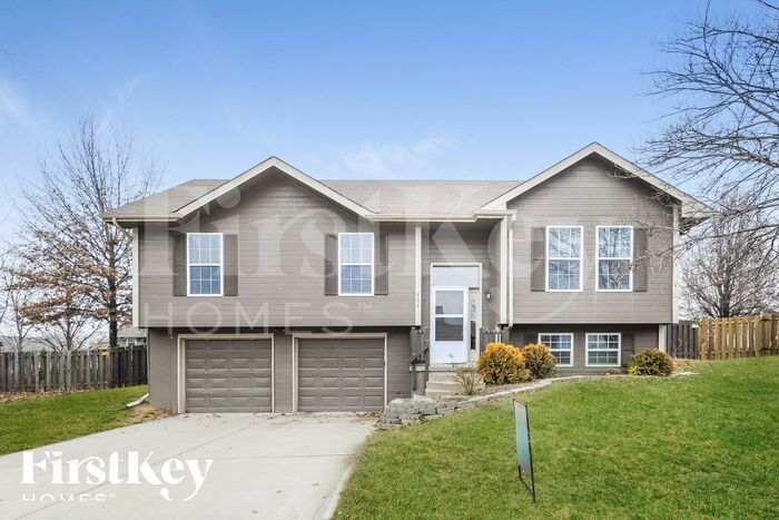 808 E 15th St in Kearney, MO - Building Photo