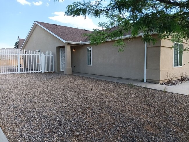 6100 Costa Blanca Ave NW in Albuquerque, NM - Building Photo - Building Photo