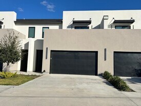 6317 Krone Ln in Laredo, TX - Building Photo