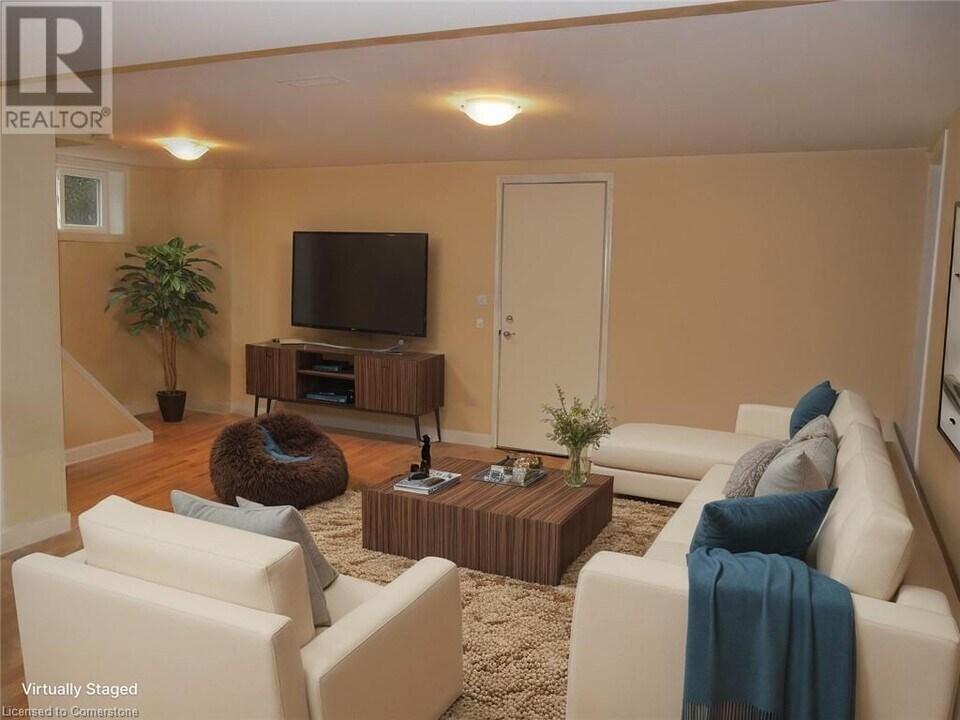 70 Brentwood Dr in Hamilton, ON - Building Photo