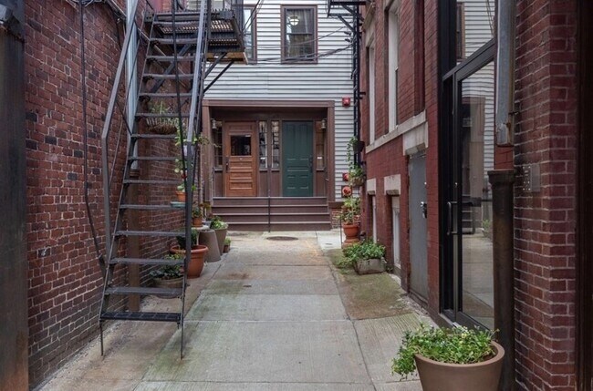 4 Lathrop Pl, Unit 1 in Boston, MA - Building Photo - Building Photo