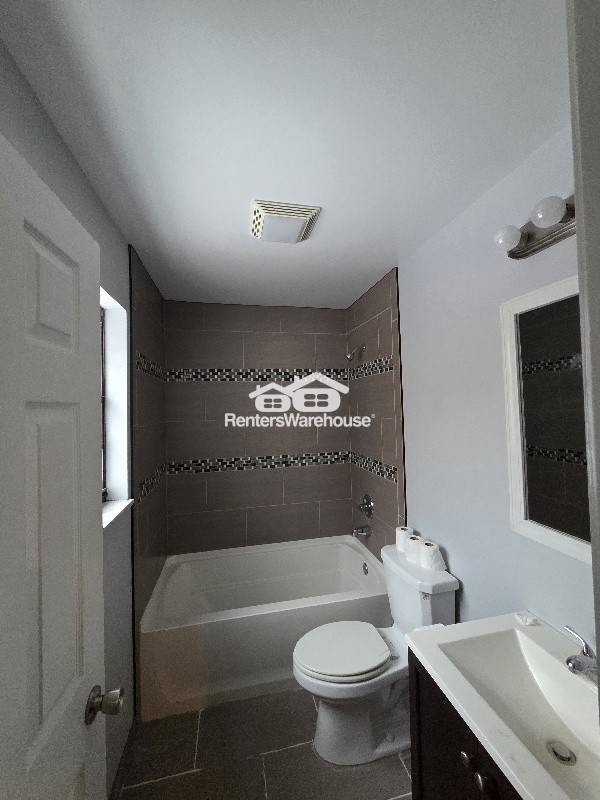 74 Breezeview Dr in Ballwin, MO - Foto de edificio - Building Photo