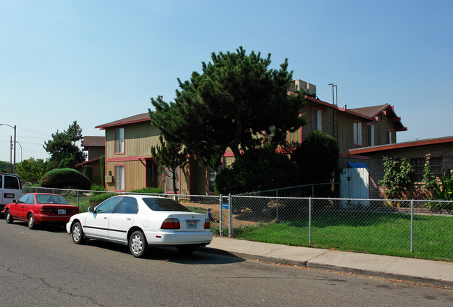 4230 E Fairfax Ave in Fresno, CA - Foto de edificio - Building Photo