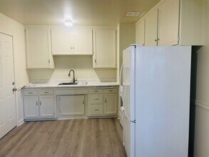 851 Greenwood Ave in West Sacramento, CA - Foto de edificio - Building Photo