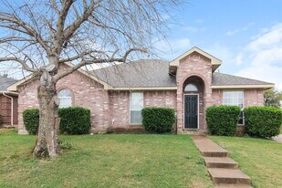 324 Rio Grande Dr in Desoto, TX - Building Photo