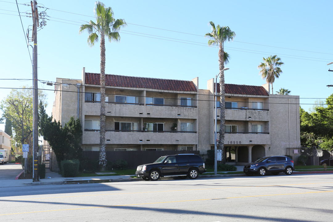 18558 Roscoe Blvd in Reseda, CA - Building Photo