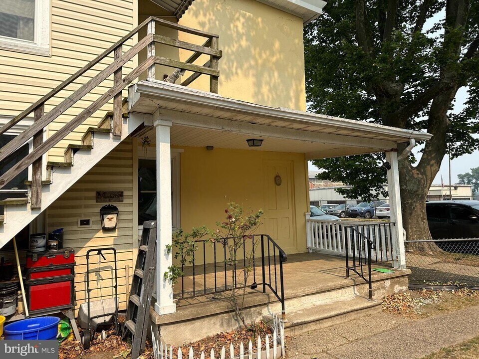 716 W Front St Photo