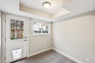 2116 W Ruffner St in Seattle, WA - Building Photo - Building Photo