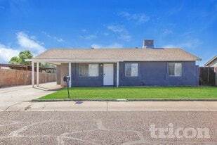 1949 W Chipman Rd in Phoenix, AZ - Building Photo