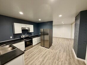 1300 W Main St, Unit B in Belleville, IL - Foto de edificio - Building Photo