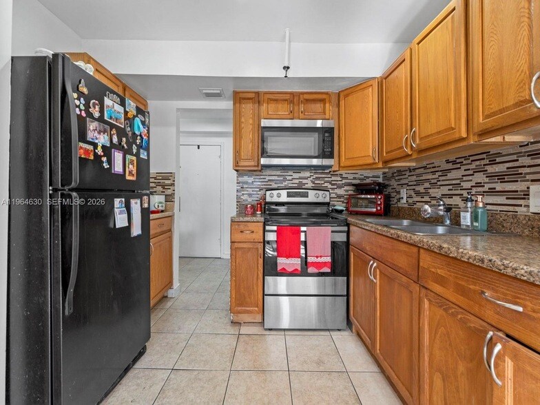 10641 SW 108th Ave, Unit 2E in Miami, FL - Building Photo