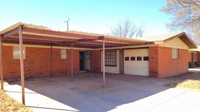 5511 17th Pl in Lubbock, TX - Building Photo - Building Photo
