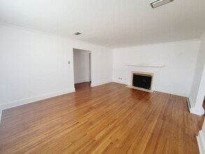 1348 E Woodlawn Rd in Charlotte, NC - Foto de edificio - Building Photo