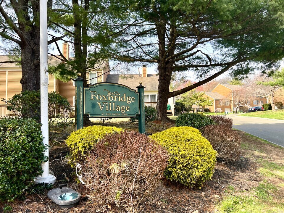 183 Foxbridge Village Rd in Branford, CT - Building Photo