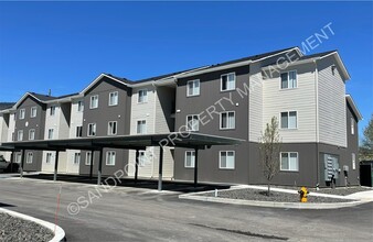 Ponderay Lodge in Ponderay, ID - Foto de edificio - Building Photo