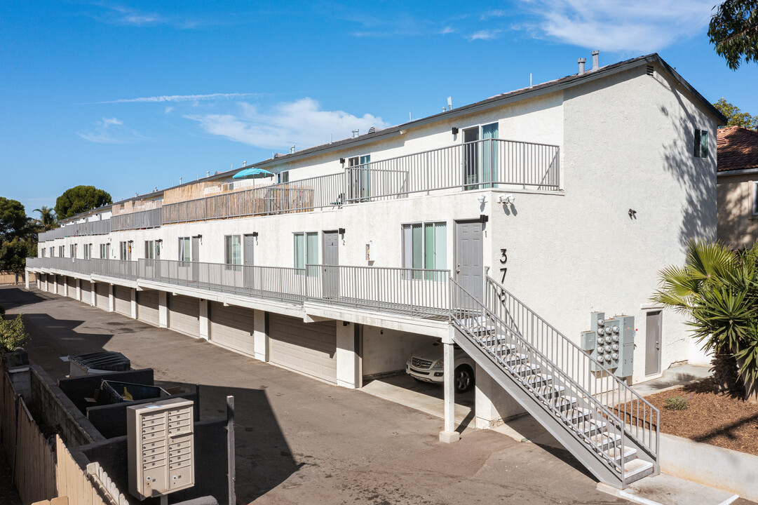 Moss Street Townhomes in Chula Vista, CA - Building Photo