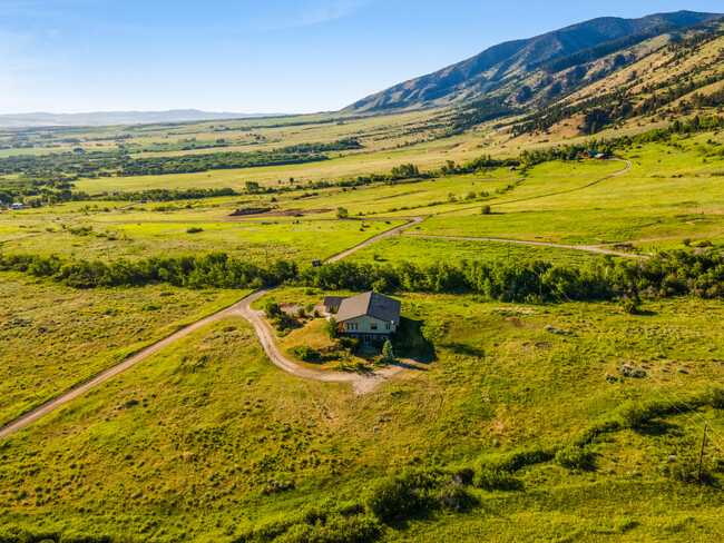 11038 Corbly Gulch Rd in Belgrade, MT - Building Photo - Building Photo