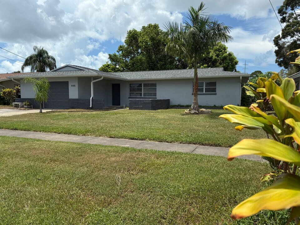 688 Gershwin Dr in Largo, FL - Building Photo