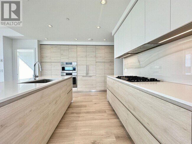 property at 660-1660 Quayside Dr