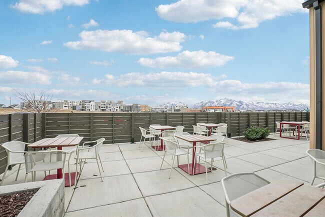 NOVEL Daybreak by Crescent Communities in South Jordan, UT - Foto de edificio - Building Photo