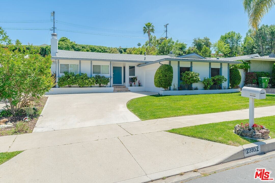 23952 W Oxnard St in Los Angeles, CA - Building Photo