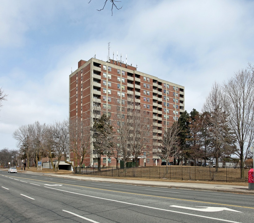 Elmwell Towers in Toronto, ON - Building Photo