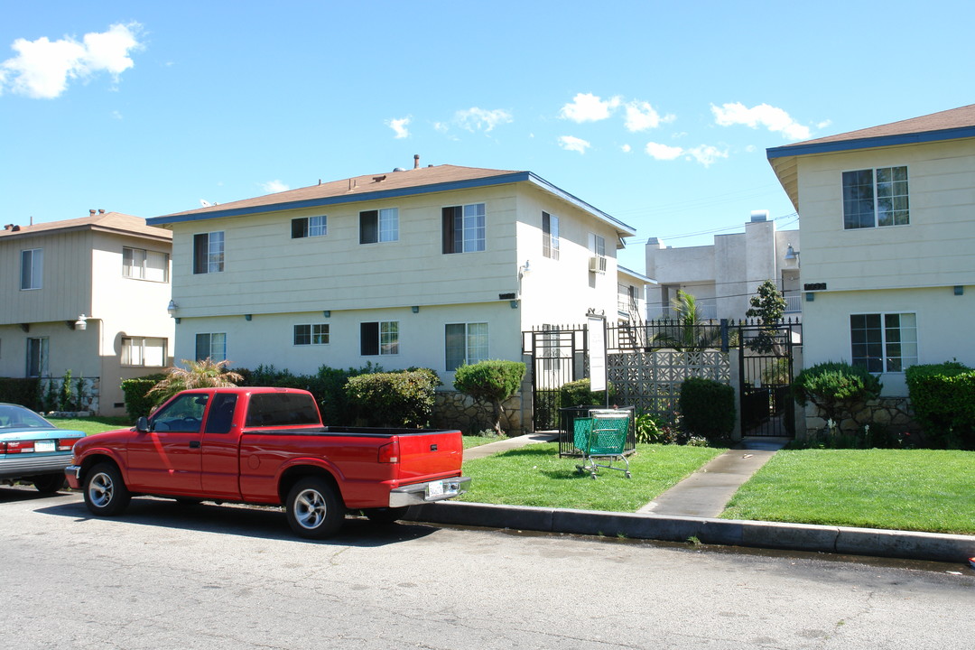 7338 Vista Del Monte Ave in Van Nuys, CA - Building Photo