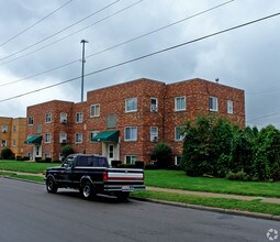 Oakview Manor in Dayton, OH - Building Photo - Building Photo