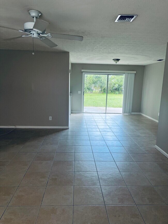 343 SE Oakridge Dr in Port St. Lucie, FL - Building Photo - Building Photo