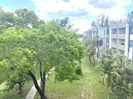 10000 NW 80th Ct in Hialeah Gardens, FL - Building Photo
