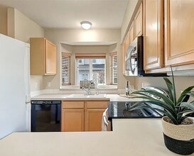 459 Queen Ave NE, Unit 304 in Renton, WA - Foto de edificio - Building Photo