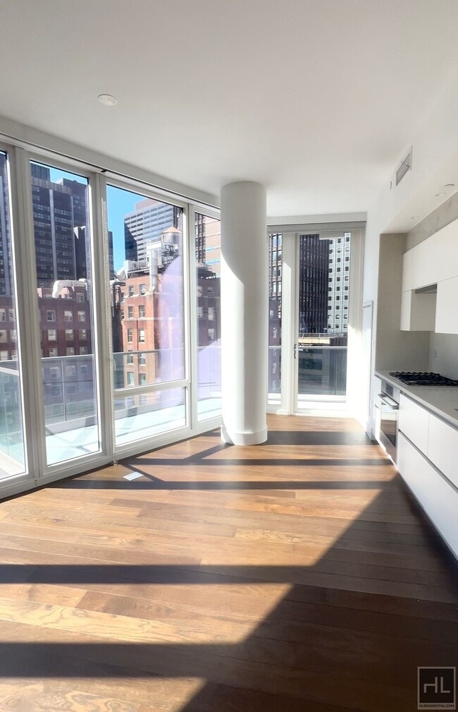 222 E 44th St
