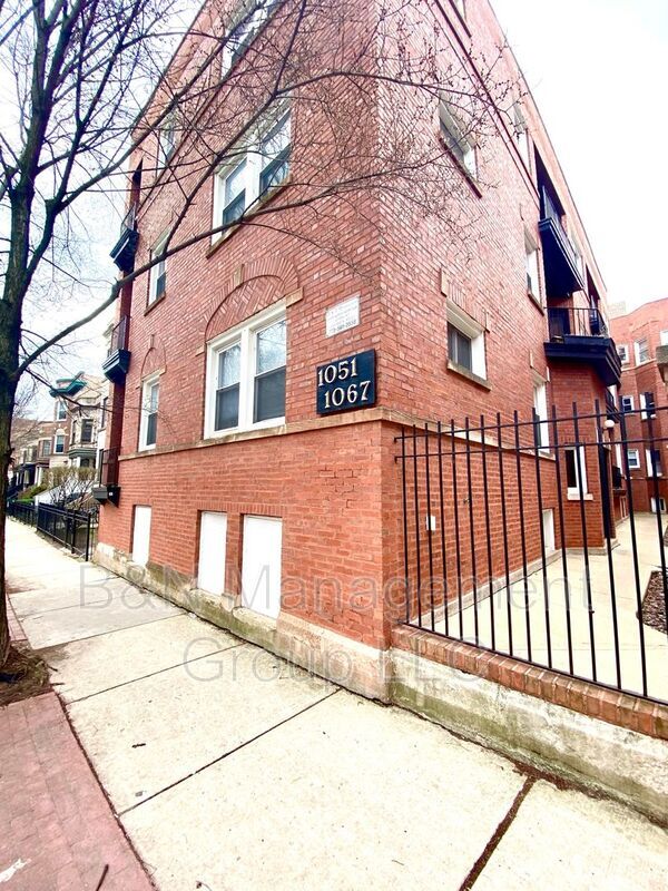 property at 1063 W Dakin St