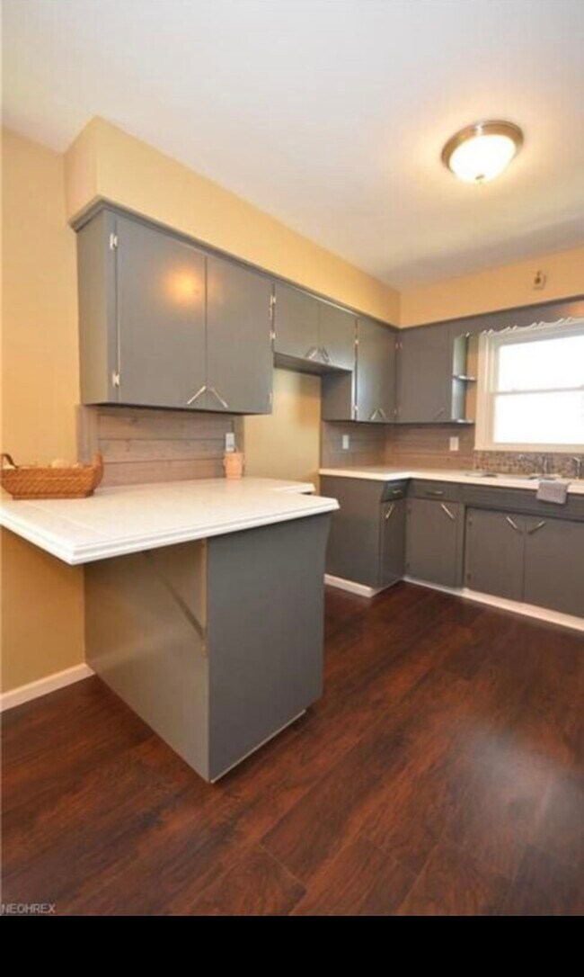 1906 Springfield Center Rd in Akron, OH - Building Photo - Building Photo